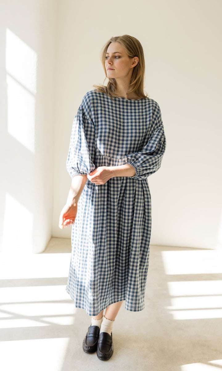 Langes Musselin Kleid April in Karo Blau - abricot coco