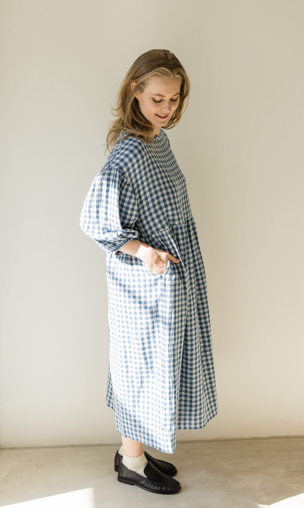Langes Musselin Kleid April in Karo Blau - abricot coco