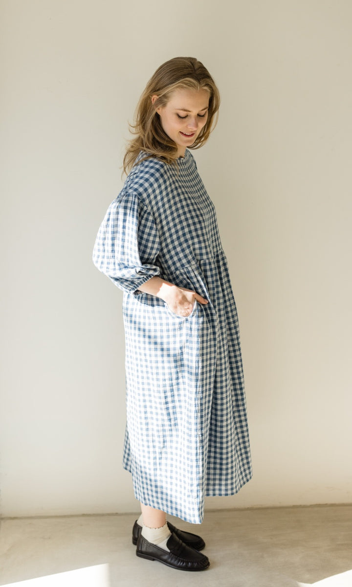 Langes Musselin Kleid April in Karo Blau - abricot coco