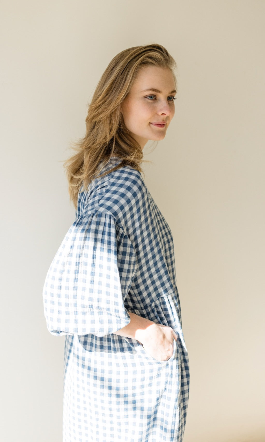 Langes Musselin Kleid April in Karo Blau - abricot coco