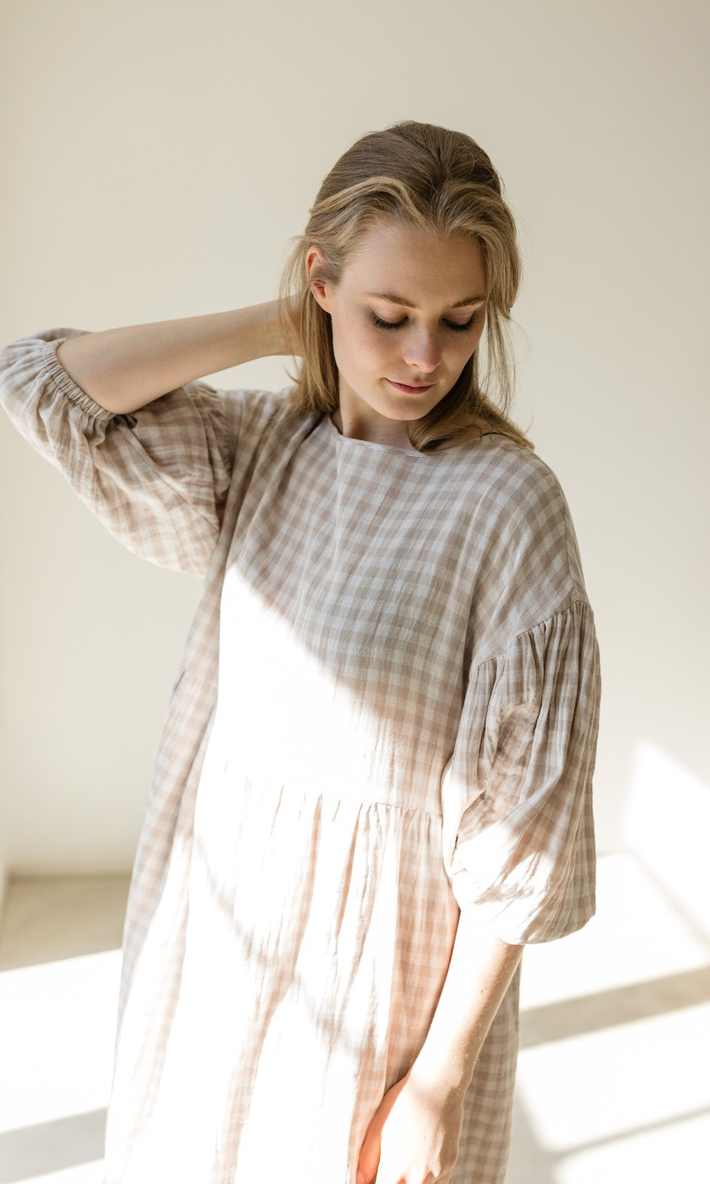 Langes Musselin Kleid April in Sesam Karo - abricot coco