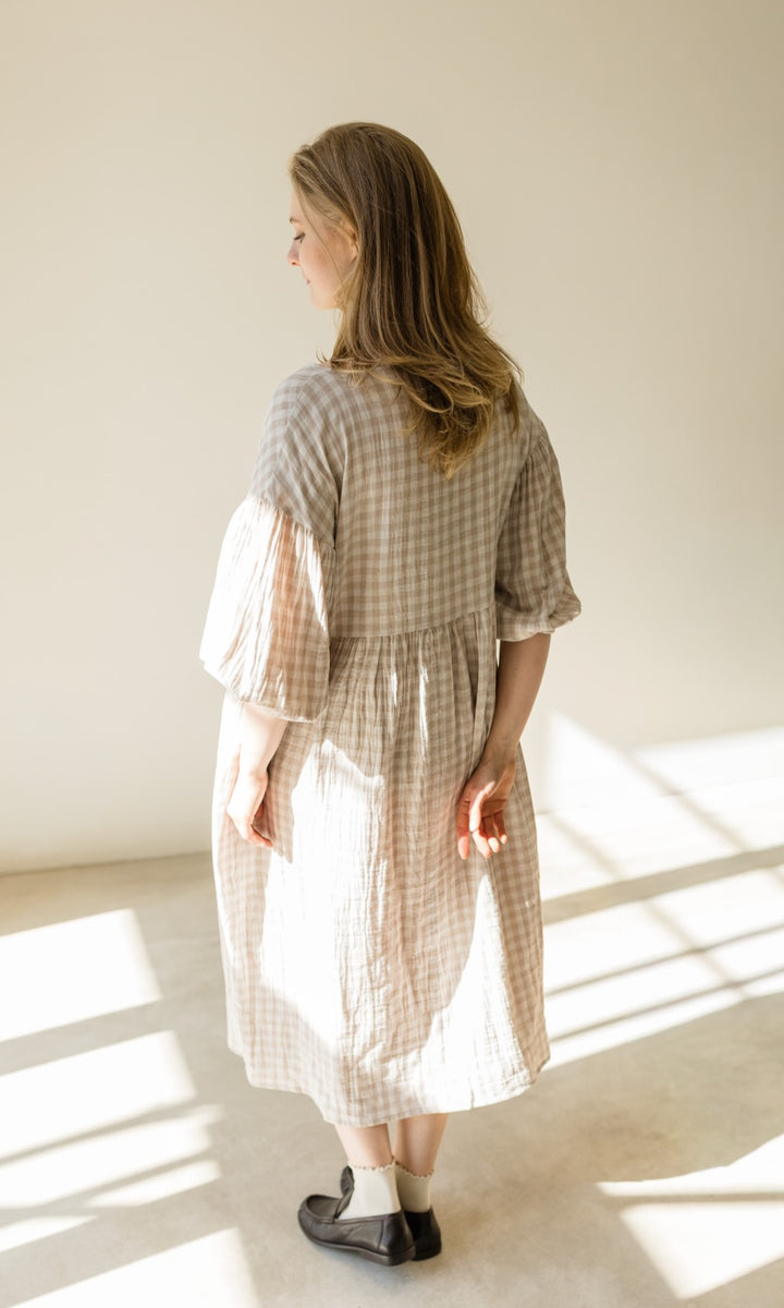 Langes Musselin Kleid April in Sesam Karo - abricot coco