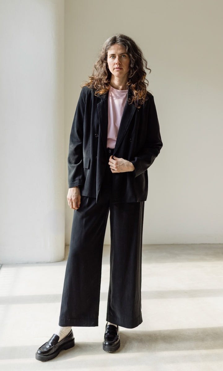 Bundfaltenhose aus Lyocell in Schwarz