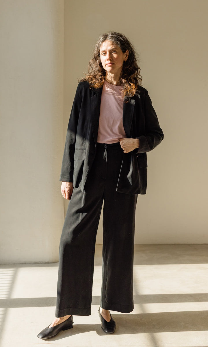 Bundfaltenhose aus Lyocell in Schwarz