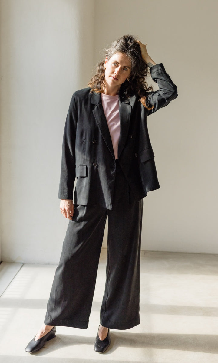 Bundfaltenhose aus Lyocell in Schwarz