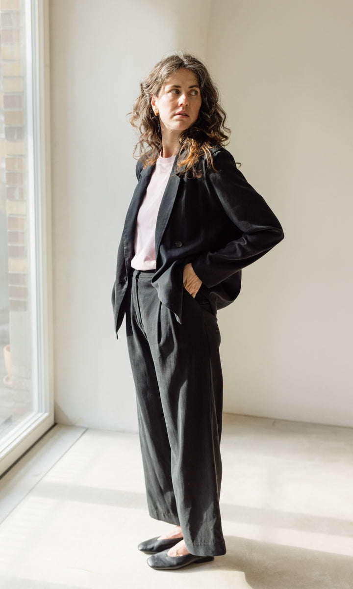 Bundfaltenhose aus Lyocell in Schwarz