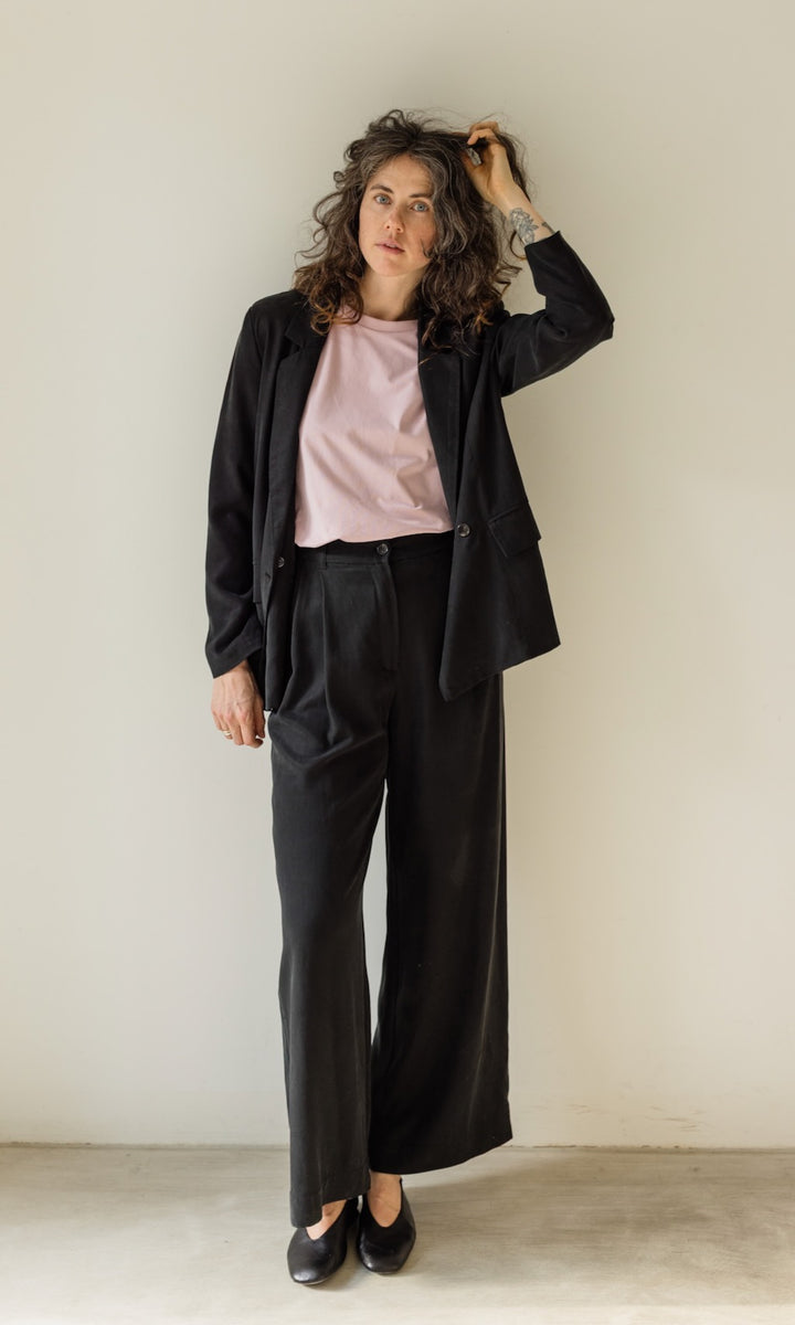 Bundfaltenhose aus Lyocell in Schwarz