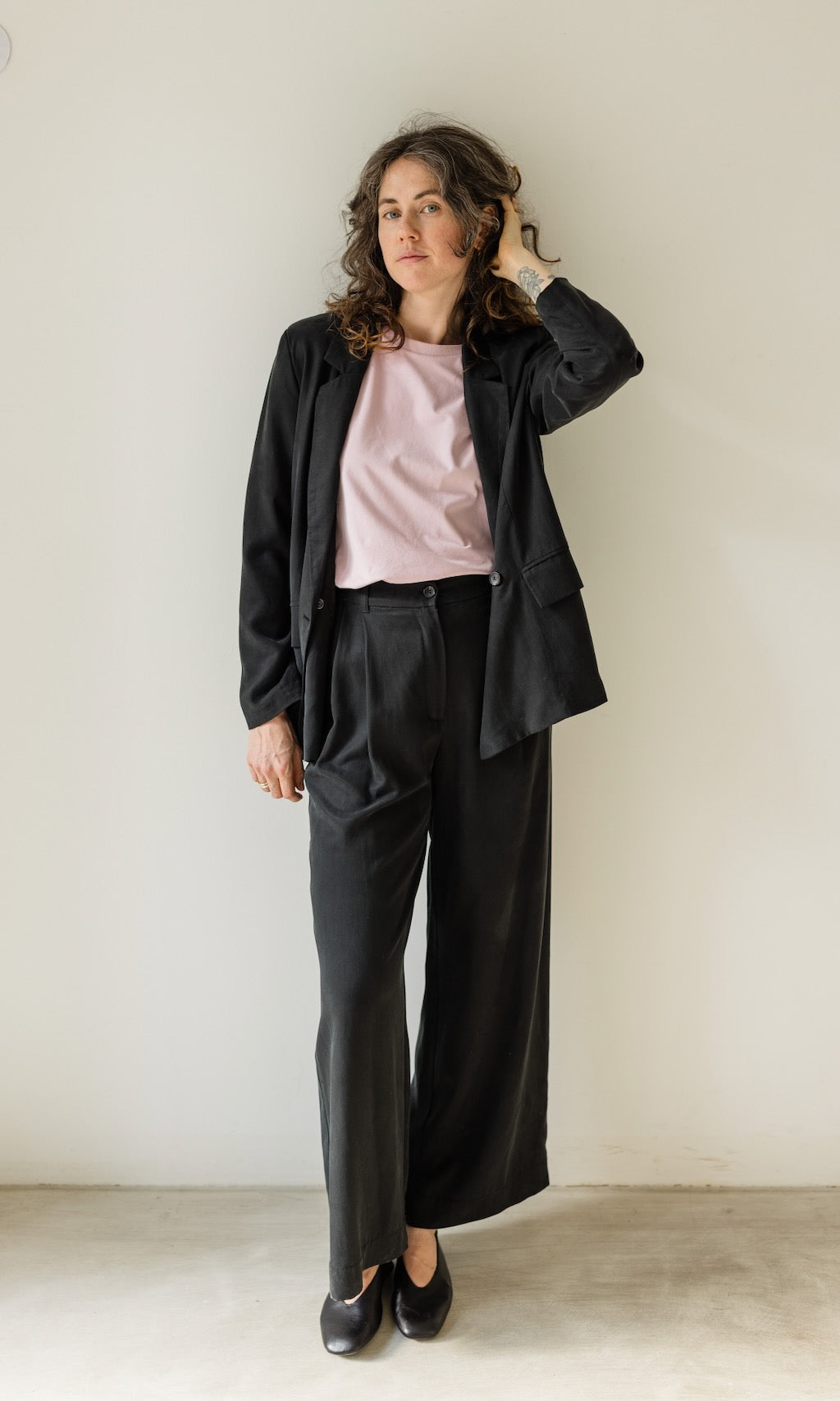 Bundfaltenhose aus Lyocell in Schwarz