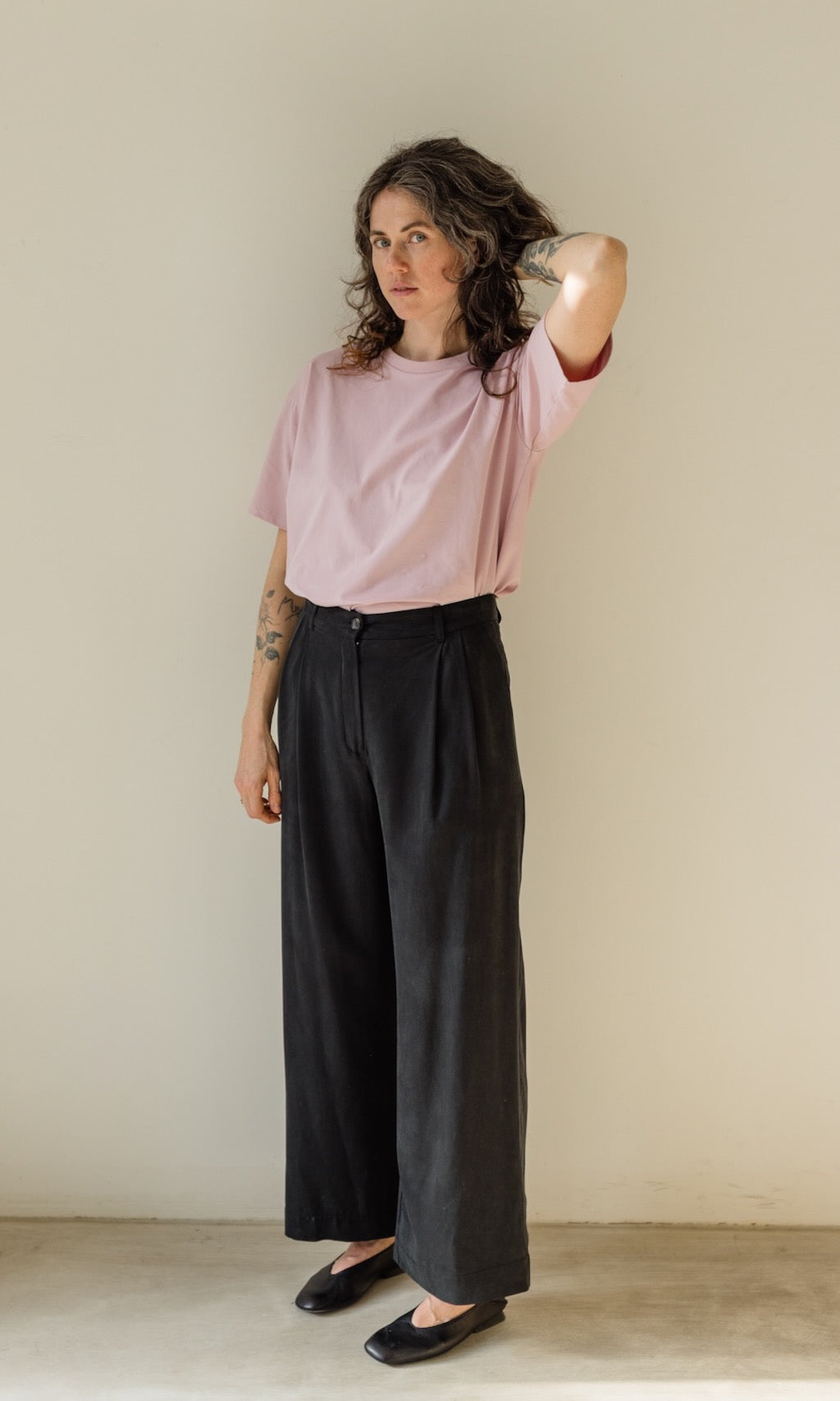 Bundfaltenhose aus Lyocell in Schwarz