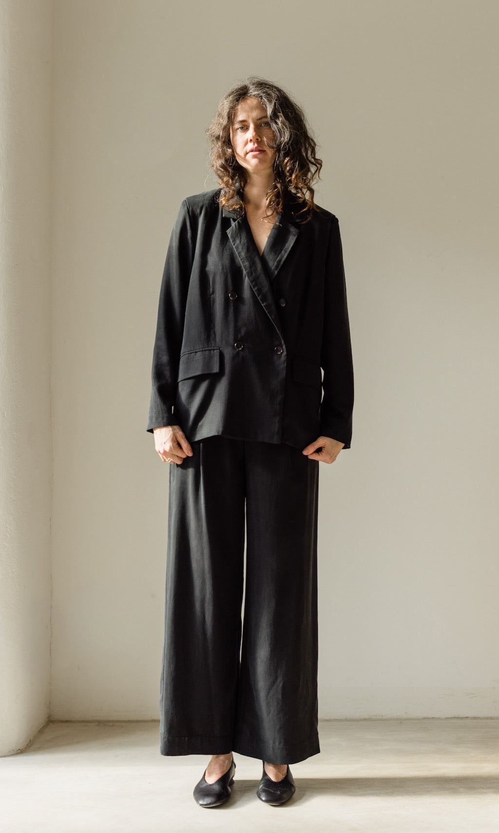 Bundfaltenhose aus Lyocell in Schwarz