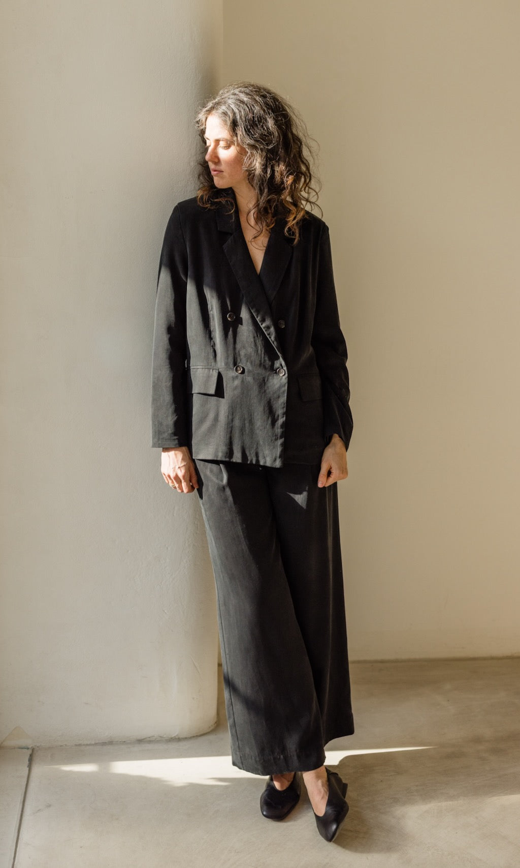 Bundfaltenhose aus Lyocell in Schwarz