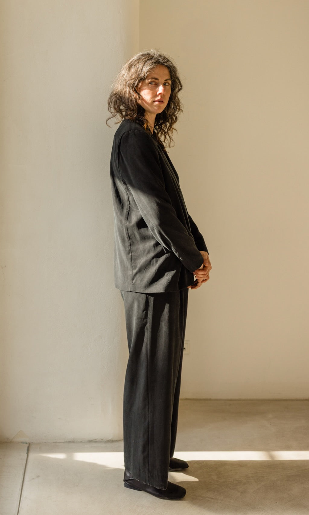 Bundfaltenhose aus Lyocell in Schwarz