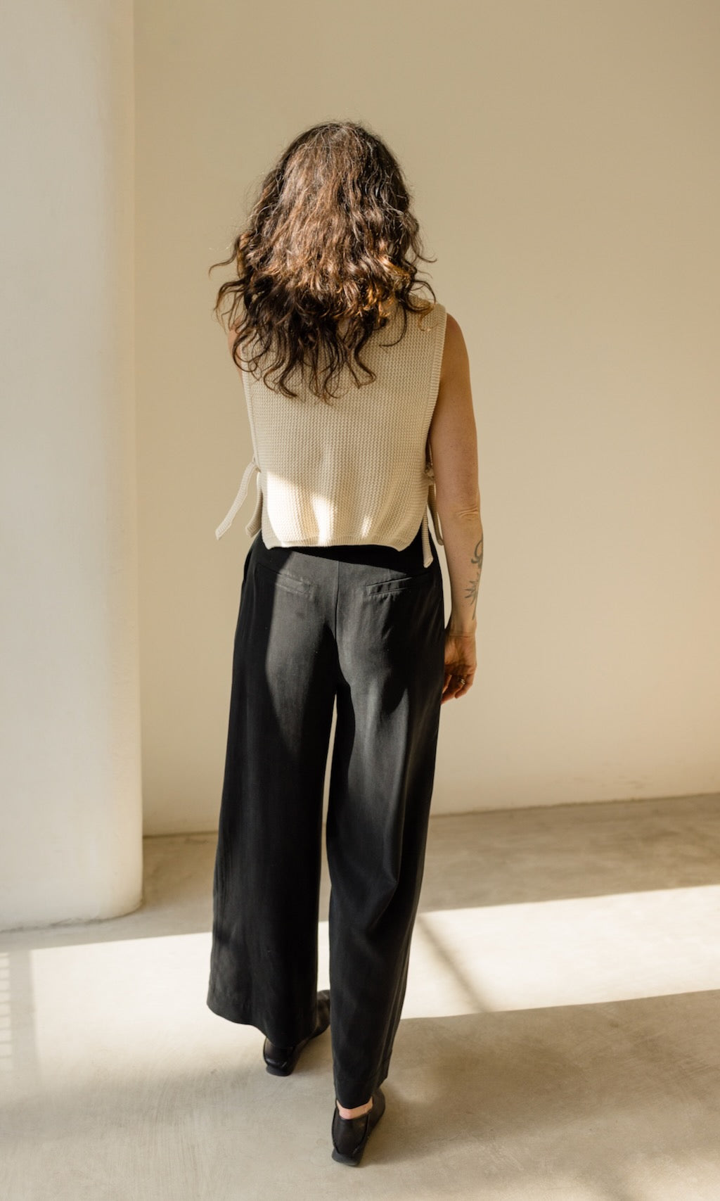 Bundfaltenhose aus Lyocell in Schwarz