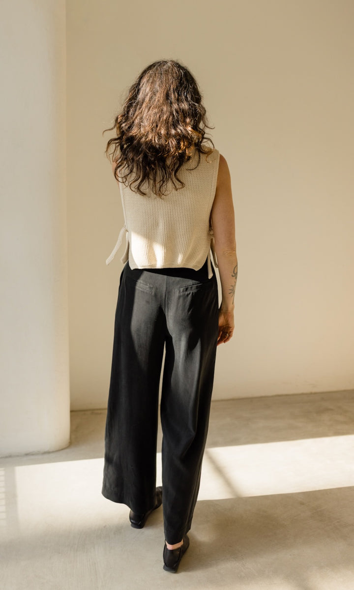 Bundfaltenhose aus Lyocell in Schwarz