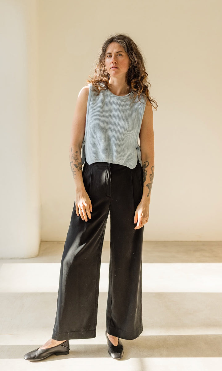 Bundfaltenhose aus Lyocell in Schwarz