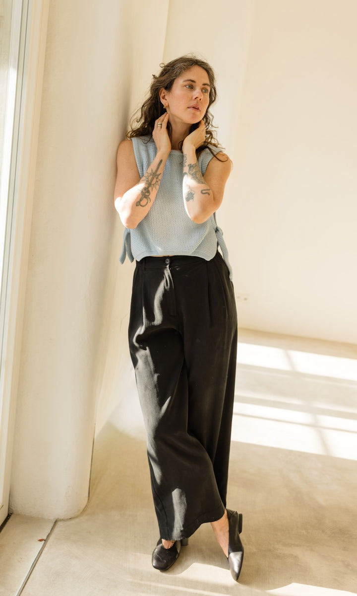 Bundfaltenhose aus Lyocell in Schwarz