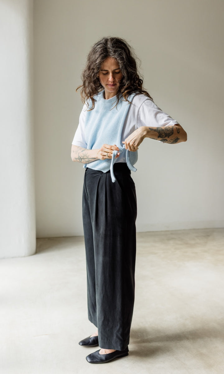 Bundfaltenhose aus Lyocell in Schwarz