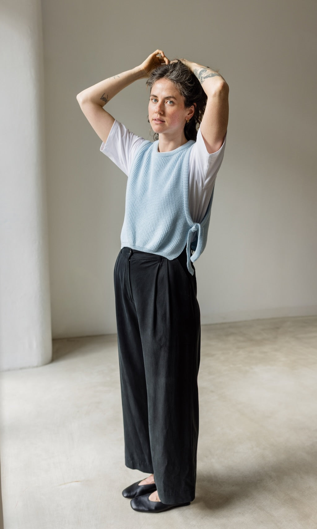 Bundfaltenhose aus Lyocell in Schwarz