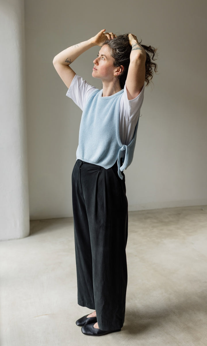 Bundfaltenhose aus Lyocell in Schwarz