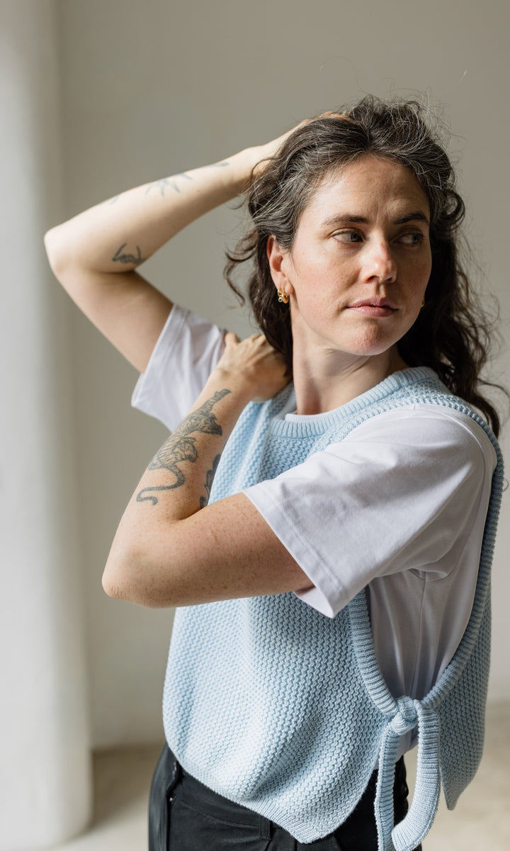 Pullunder mit seitlichem Bindedetail Hellblau aus Bio Baumwolle - abricot coco