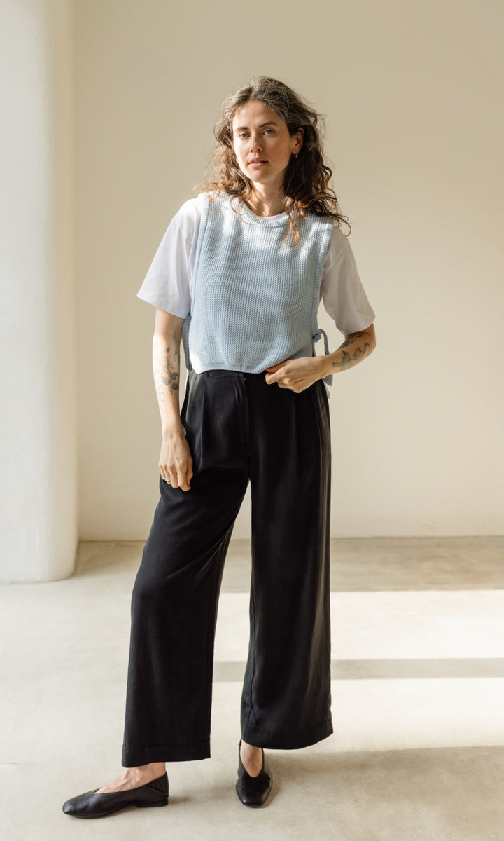 Bundfaltenhose aus Lyocell in Schwarz