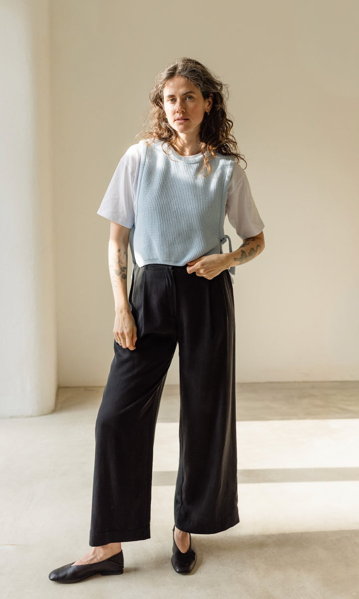 Bundfaltenhose aus Lyocell in Schwarz