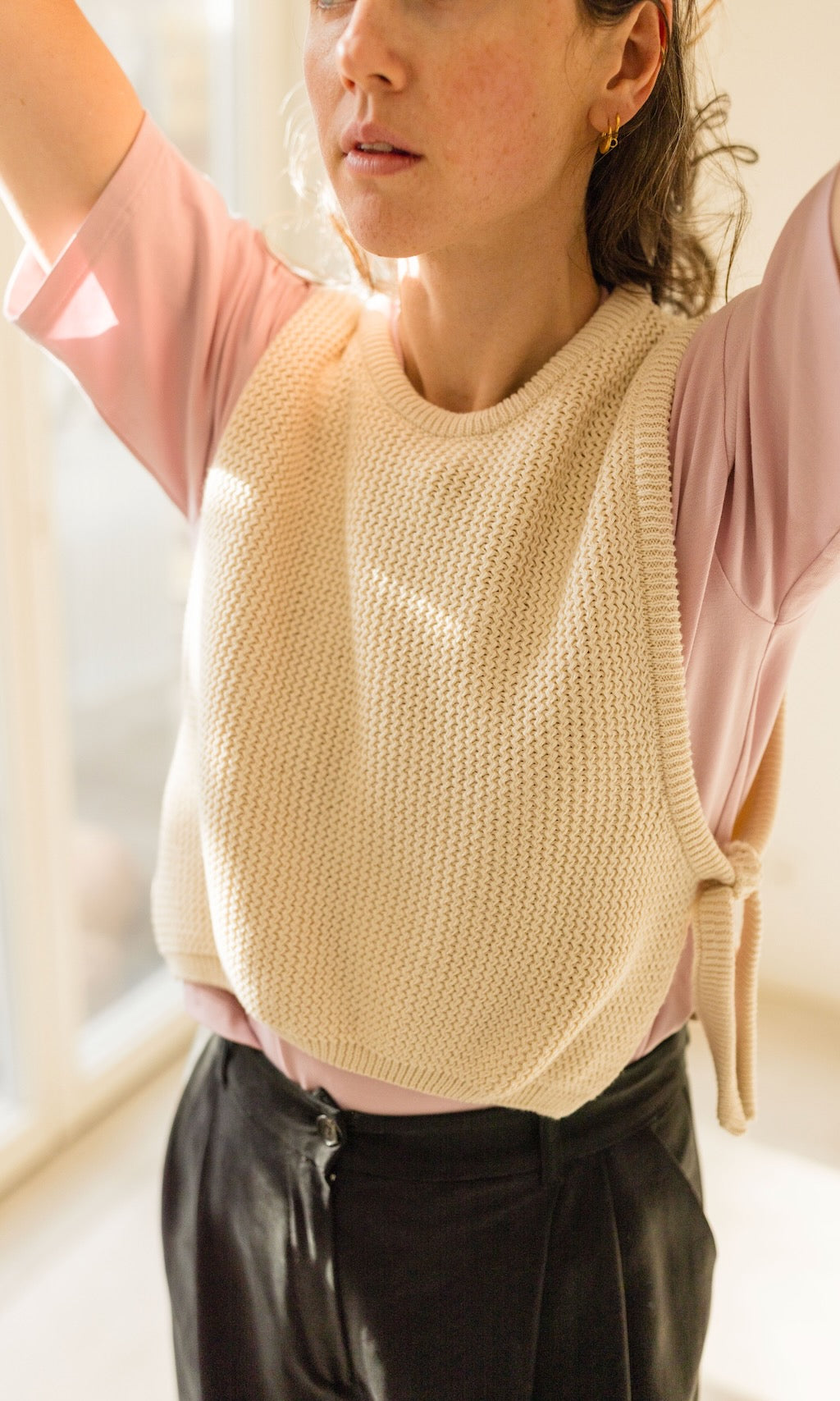 Pullunder mit seitlichem Bindedetail in Creme aus Bio Baumwolle - abricot coco