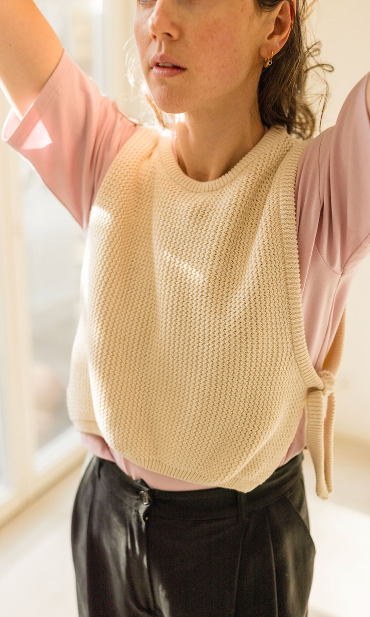 Pullunder mit seitlichem Bindedetail in Creme aus Bio Baumwolle - abricot coco