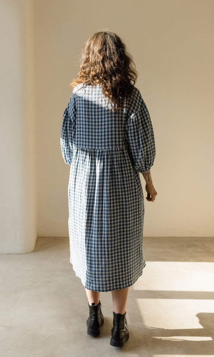 Langes Musselin Kleid April in Karo Blau - abricot coco