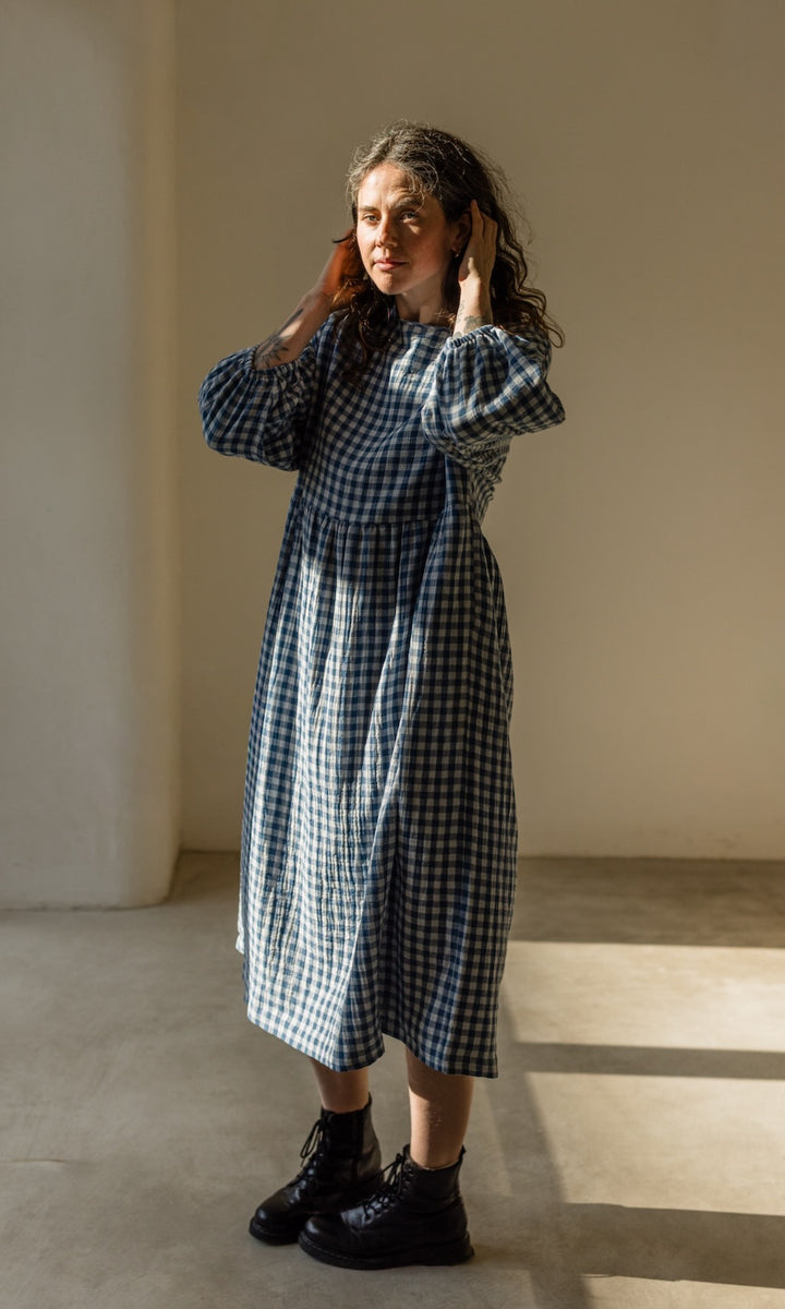 Langes Musselin Kleid April in Karo Blau - abricot coco