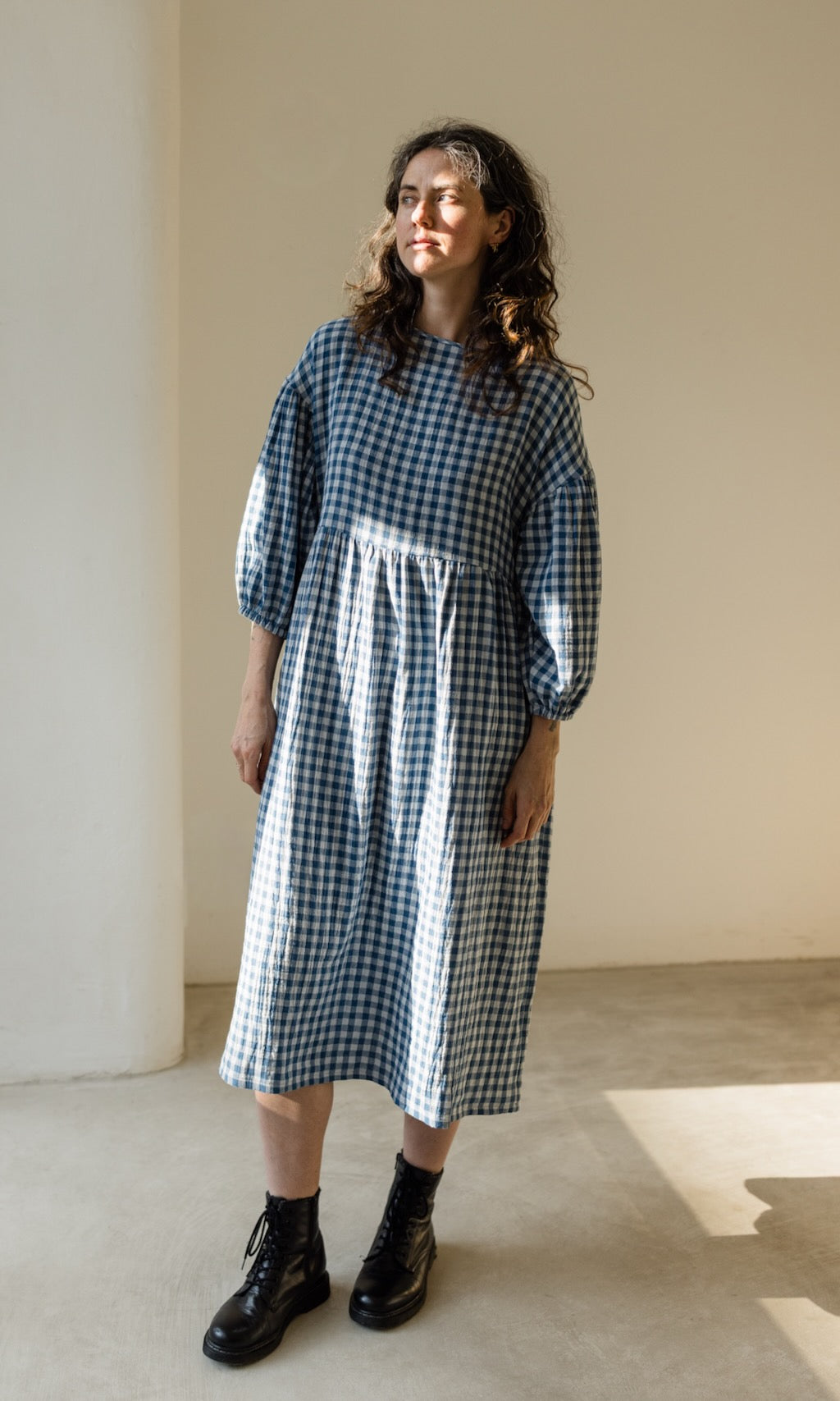 Langes Musselin Kleid April in Karo Blau - abricot coco