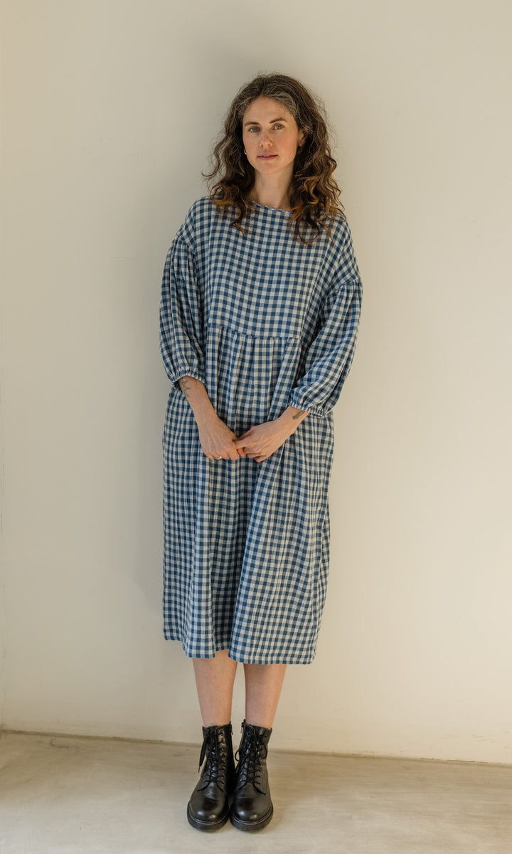 Langes Musselin Kleid April in Karo Blau - abricot coco