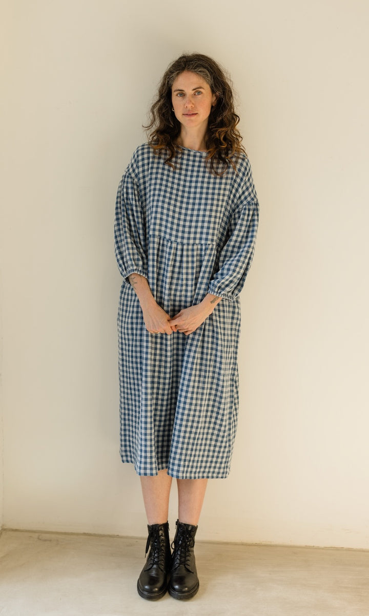 Langes Musselin Kleid April in Karo Blau - abricot coco