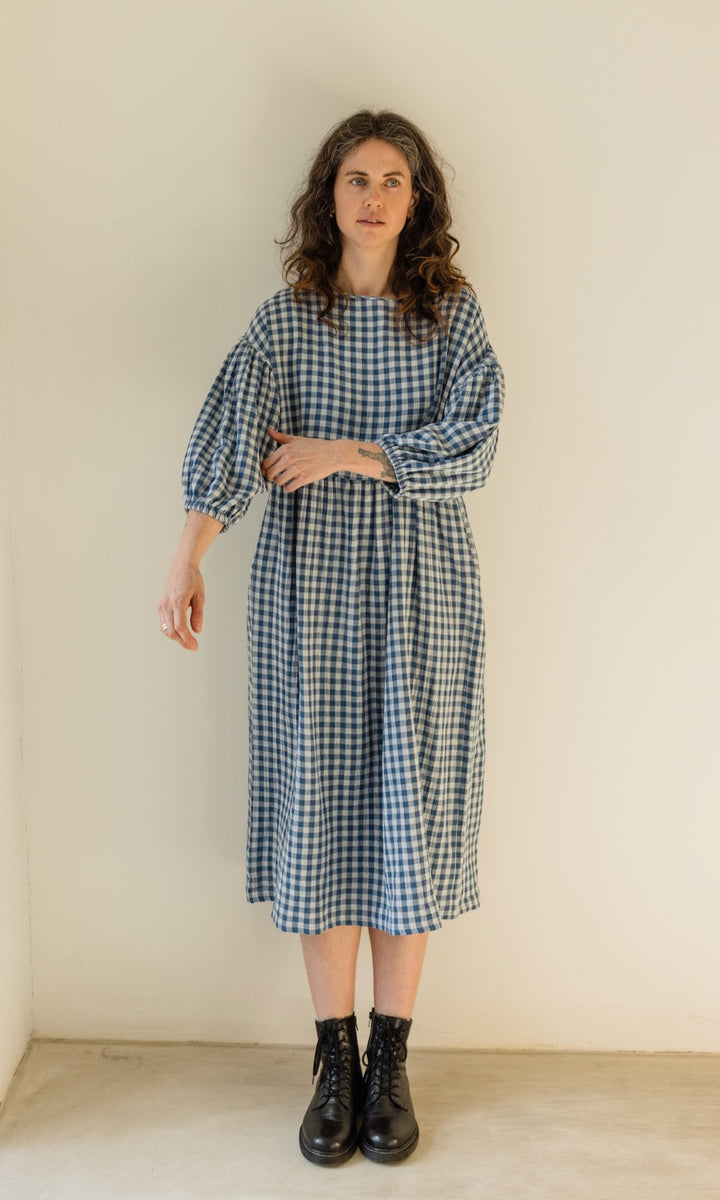 Langes Musselin Kleid April in Karo Blau - abricot coco