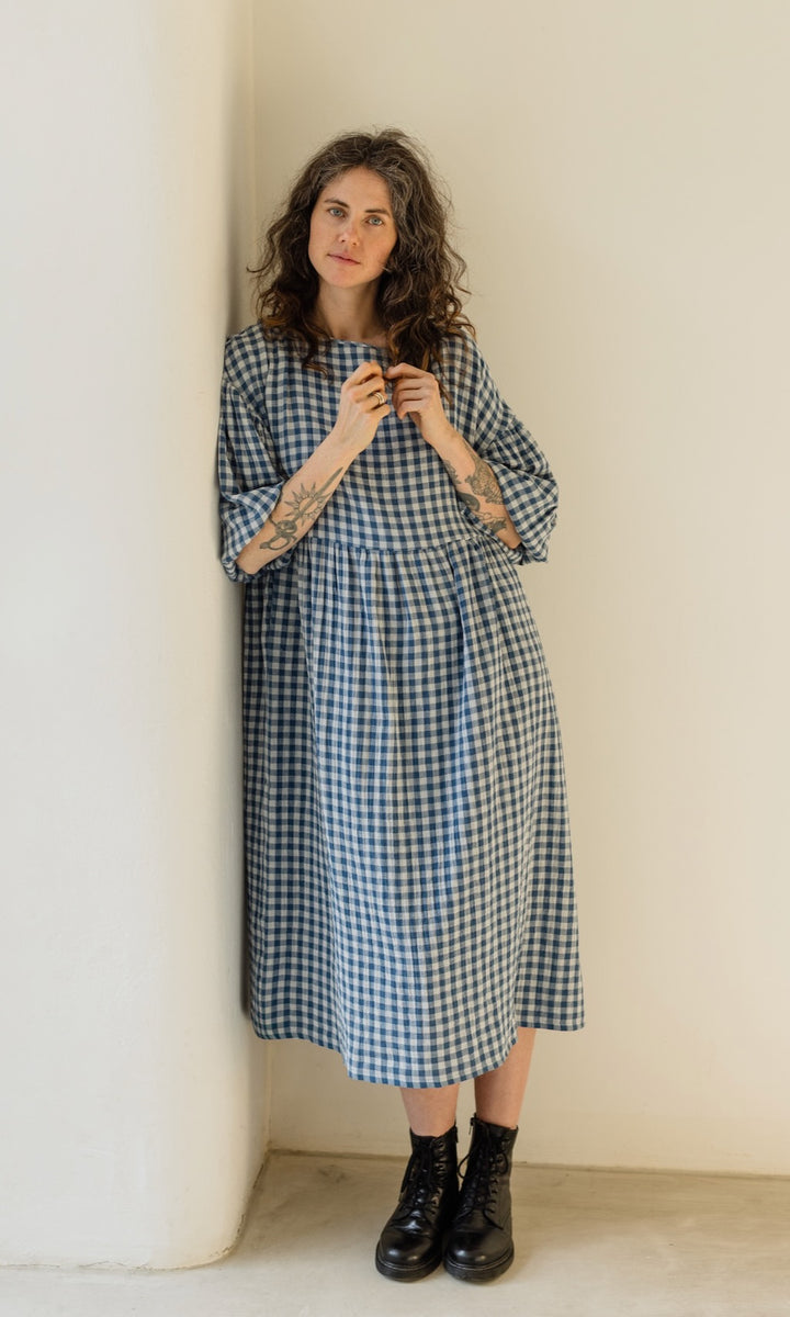 Langes Musselin Kleid April in Karo Blau - abricot coco