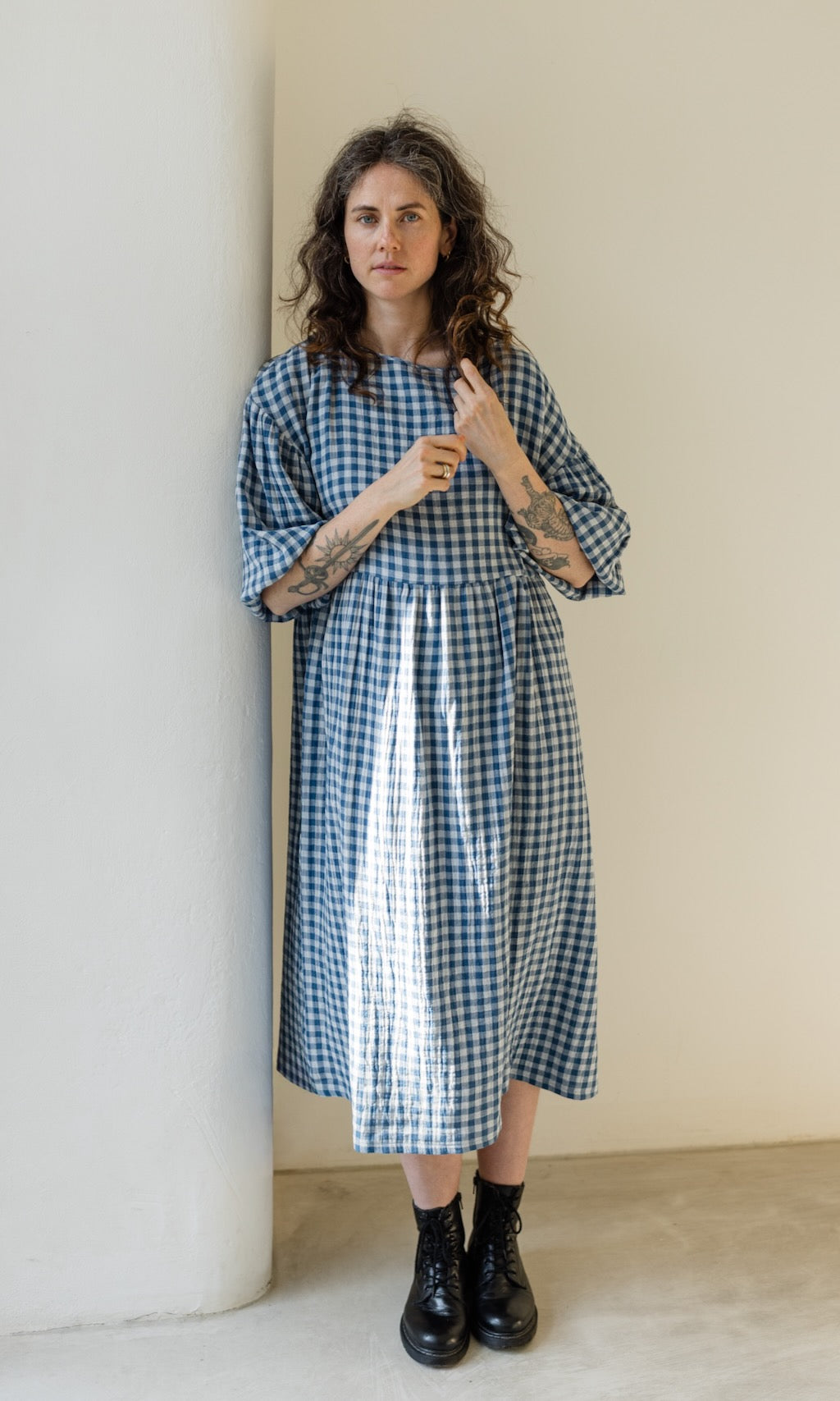 Langes Musselin Kleid April in Karo Blau - abricot coco