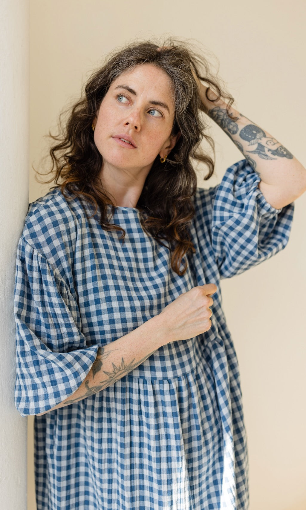 Langes Musselin Kleid April in Karo Blau - abricot coco