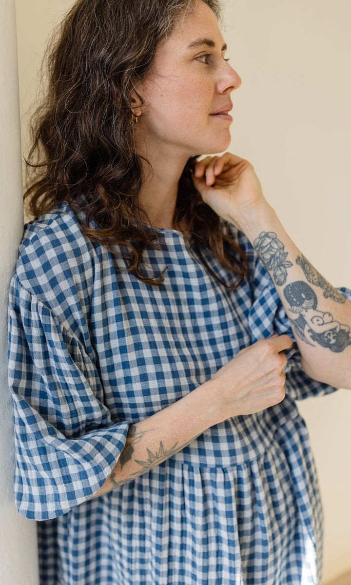 Langes Musselin Kleid April in Karo Blau - abricot coco