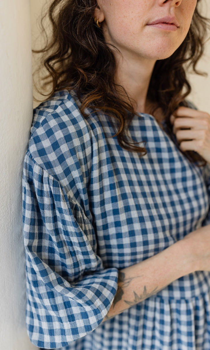 Langes Musselin Kleid April in Karo Blau - abricot coco