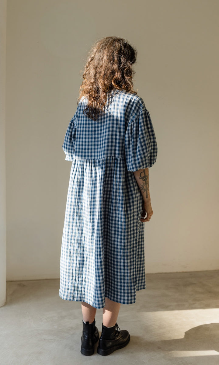 Langes Musselin Kleid April in Karo Blau - abricot coco