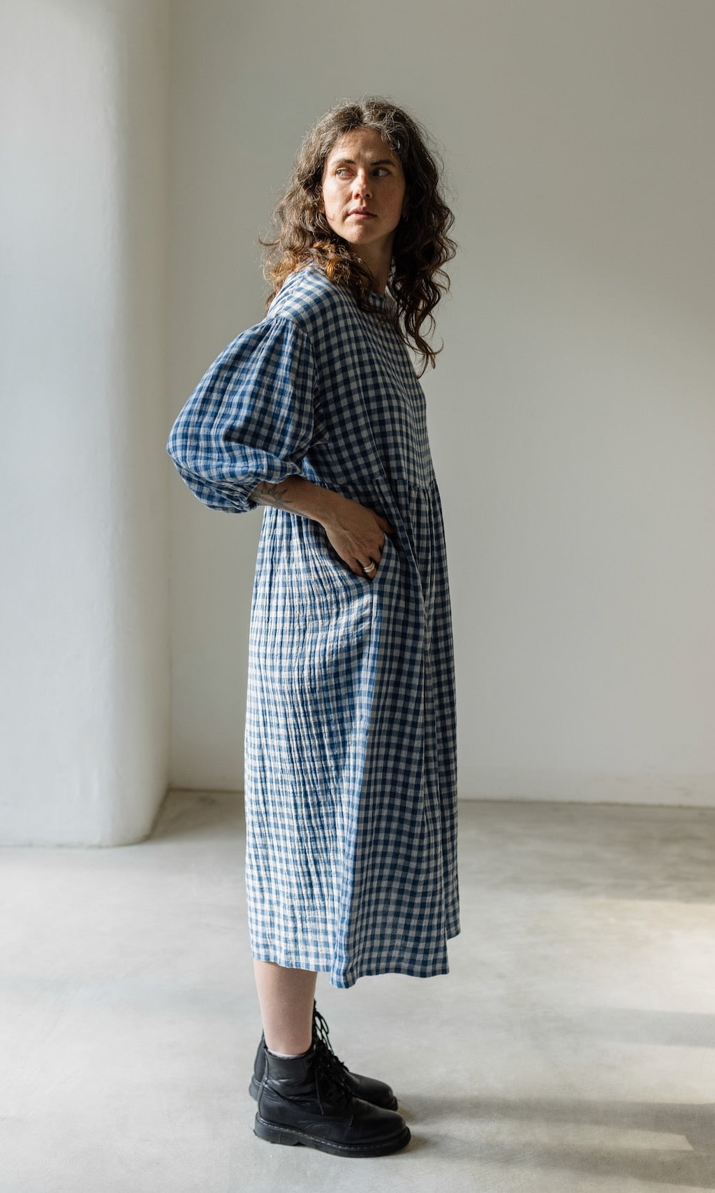 Langes Musselin Kleid April in Karo Blau - abricot coco