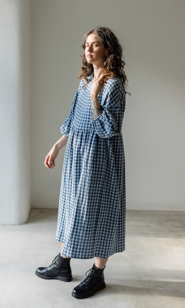 Langes Musselin Kleid April in Karo Blau - abricot coco