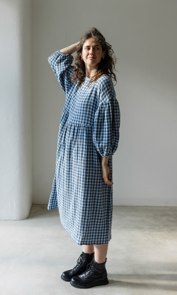 Langes Musselin Kleid April in Karo Blau - abricot coco