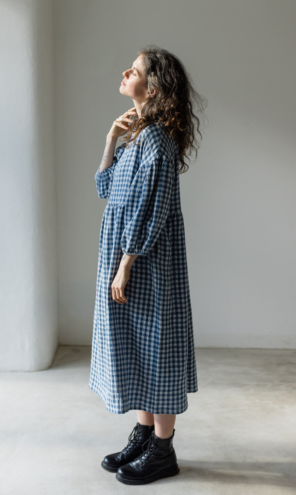 Langes Musselin Kleid April in Karo Blau - abricot coco