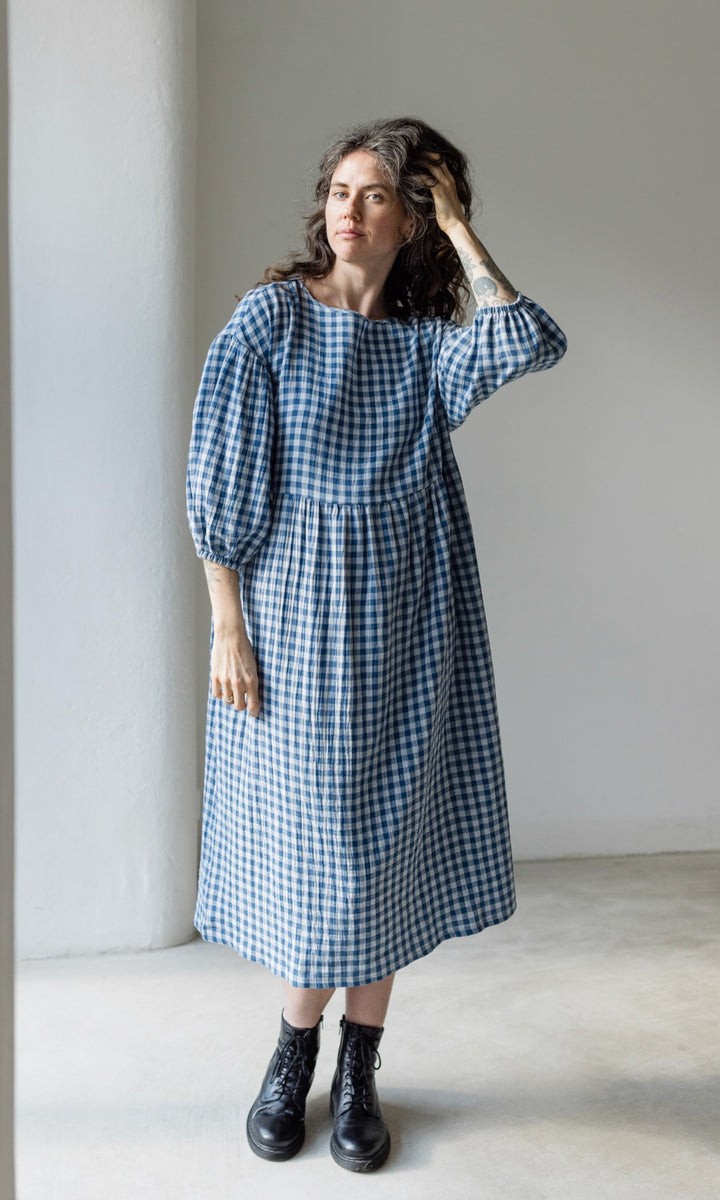 Langes Musselin Kleid April in Karo Blau - abricot coco