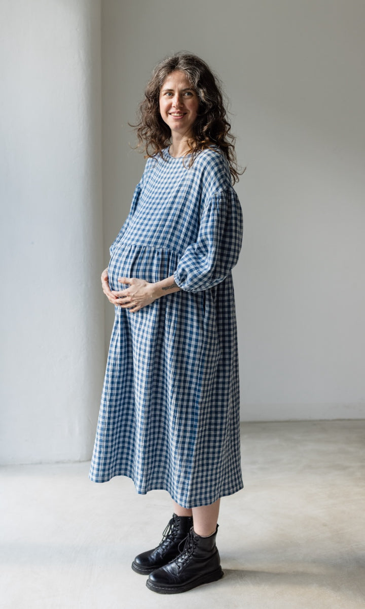 Langes Musselin Stillkleid April in Karo Blau - abricot coco