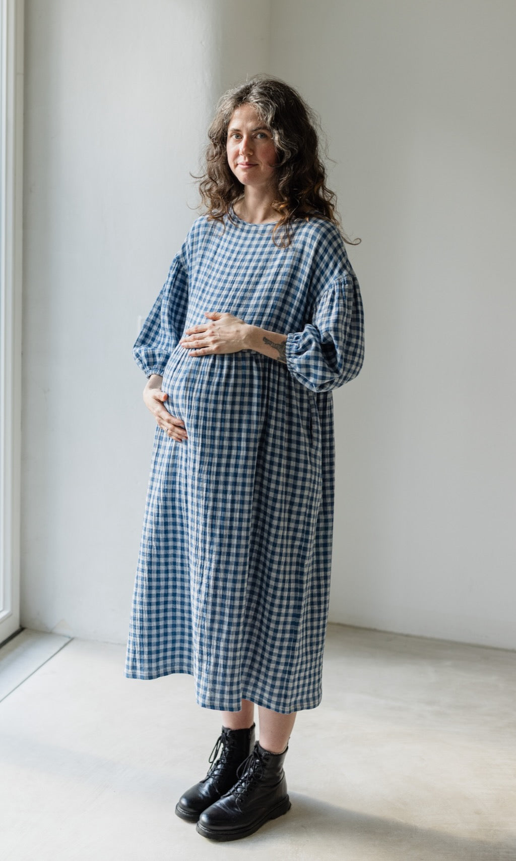 Langes Musselin Kleid April in Karo Blau - abricot coco