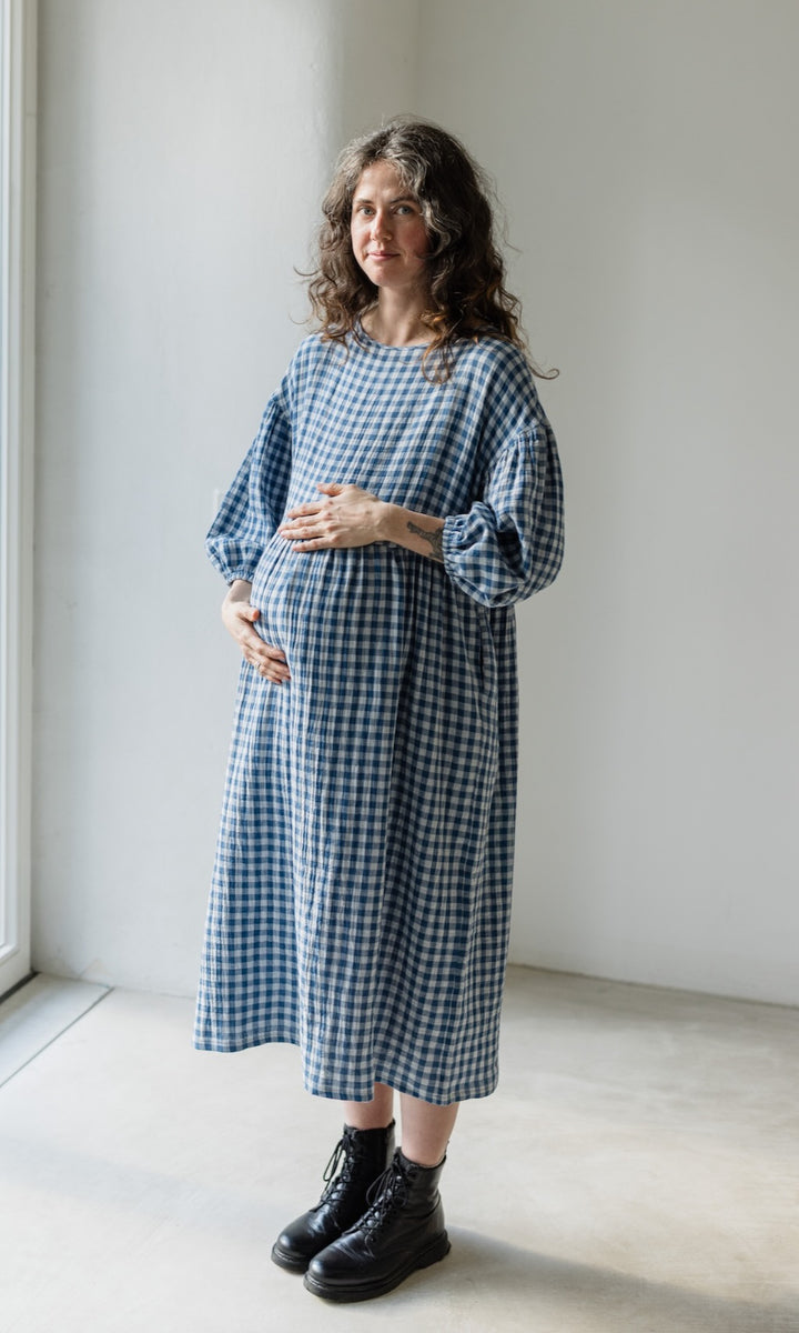 Langes Musselin Kleid April in Karo Blau - abricot coco