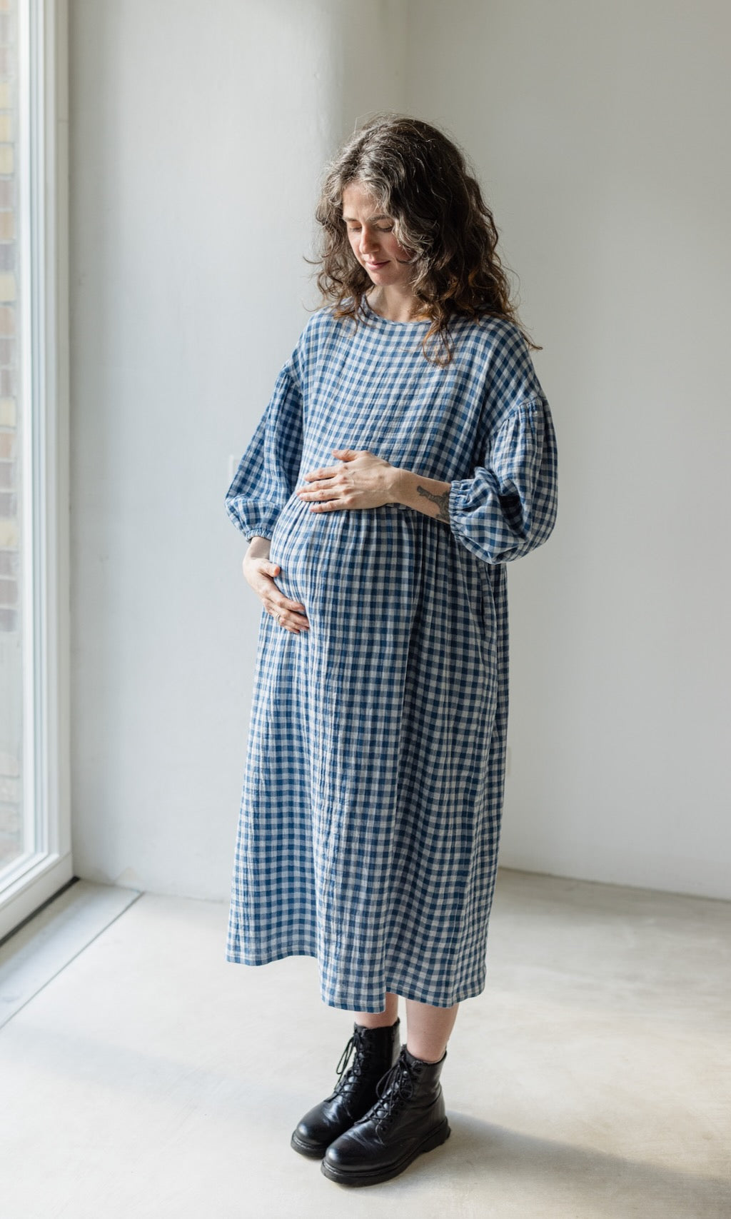 Langes Musselin Kleid April in Karo Blau - abricot coco