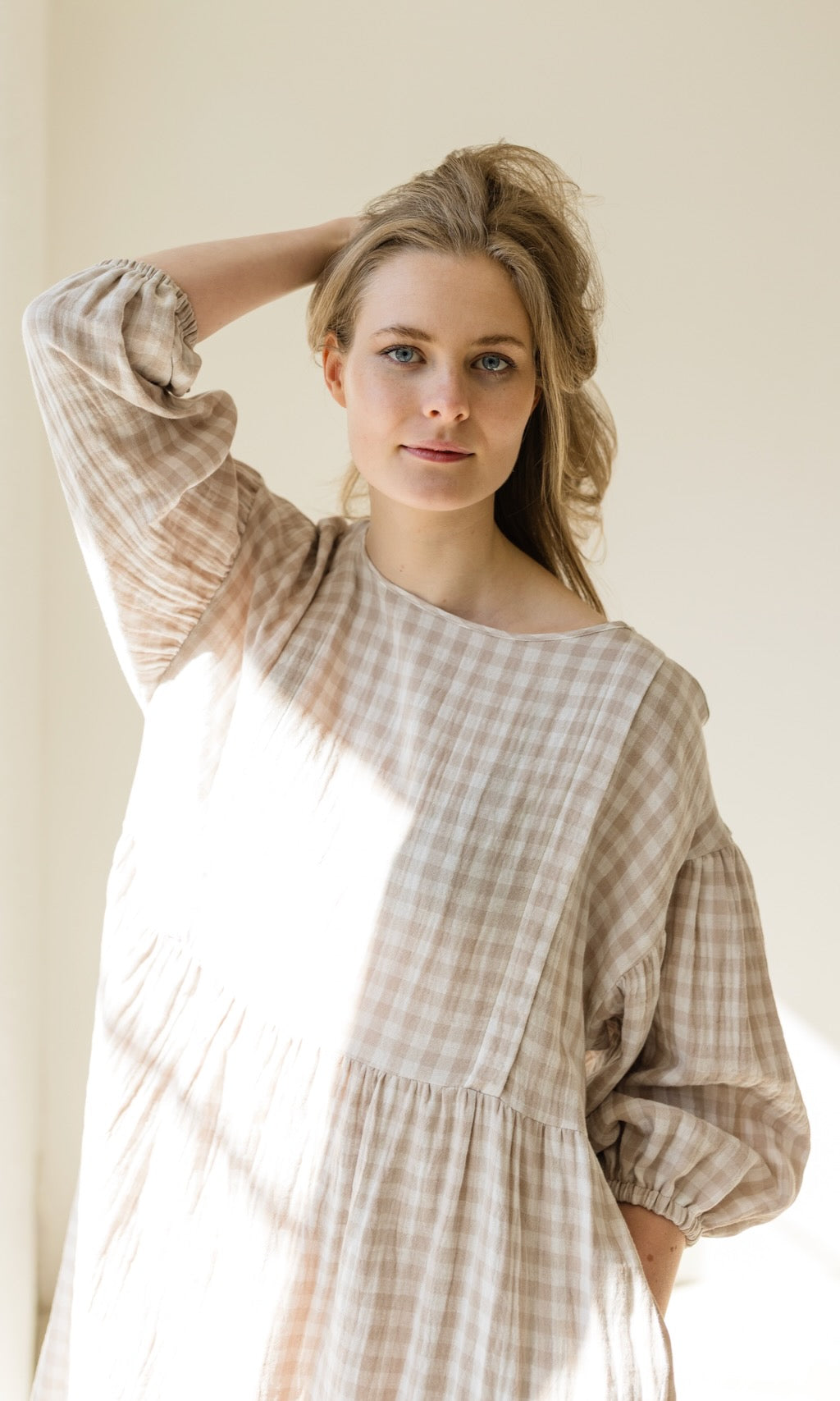 Langes Musselin Stillkleid April in Sesam Karo - abricot coco